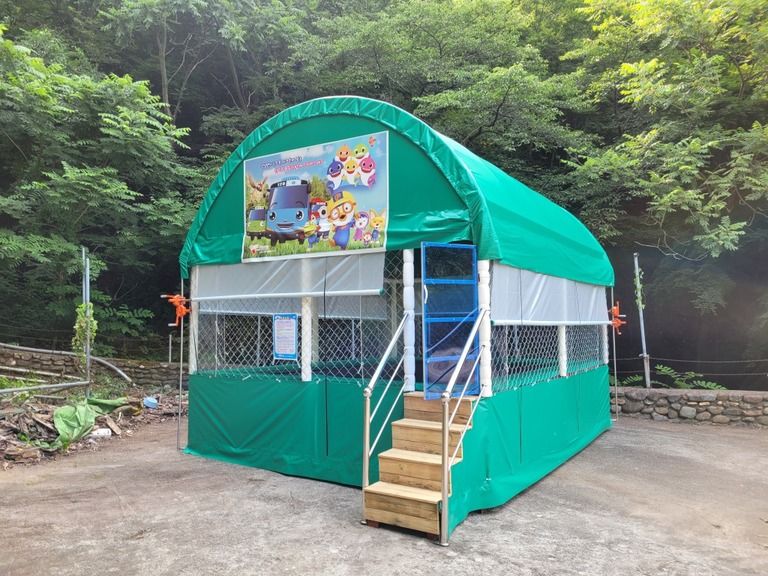 광주에 초록색 4*5트램펄린 설치하였습니다.