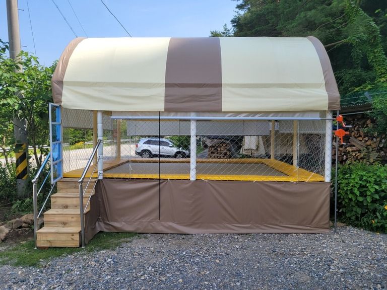 강원도 영월 좋은생각펜션에 브라운색상 트램펄린 설치하였습니다.