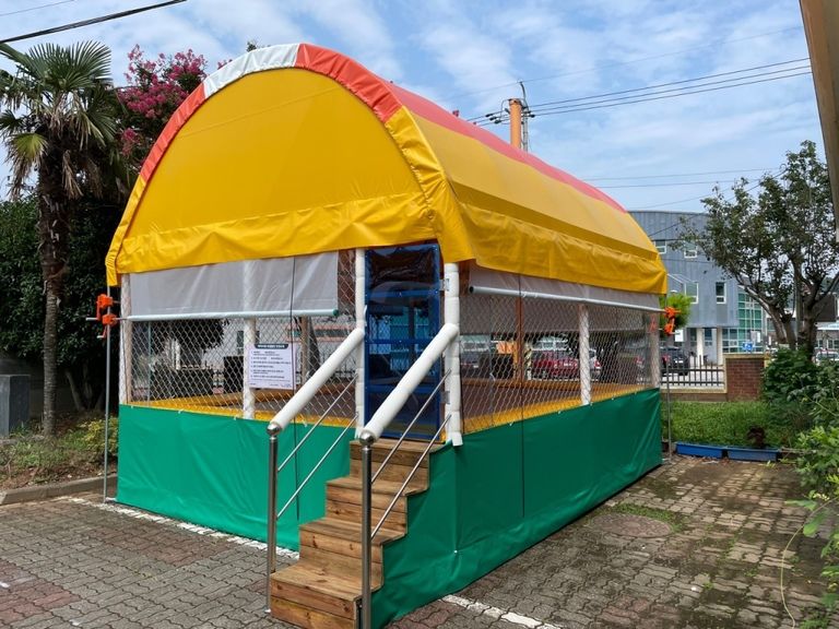 순천 해룡초에 트램펄린 설치하였습니다.