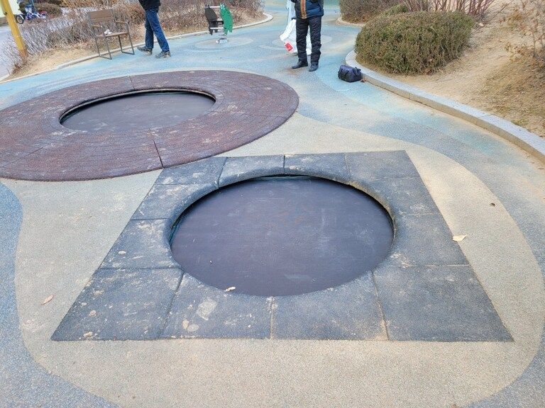 서울 자이아파트에 매립현 트램펄린 매트 교체하였습니다.