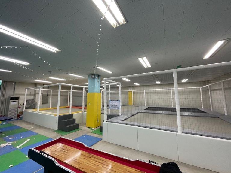 강화도 플레이방방에 트램펄린 설치하였습니다.