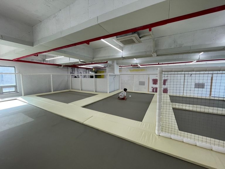 부산 명지에 트램펄린 설치하였습니다.