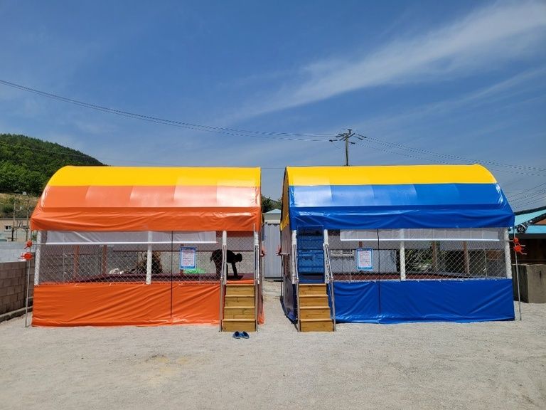 여수 리조트에 트램펄린 두대 설치하였습니다.