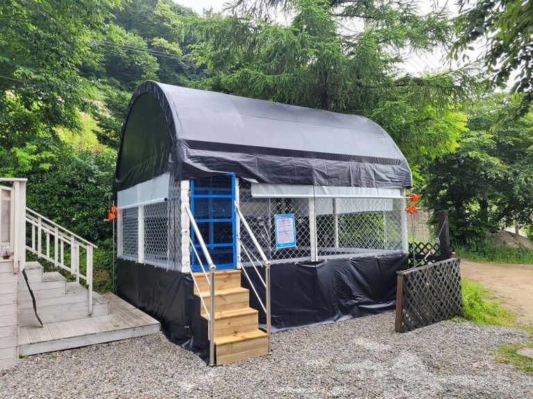 인천 강화에 블랙색상 트램펄린 설치 하였습니다.