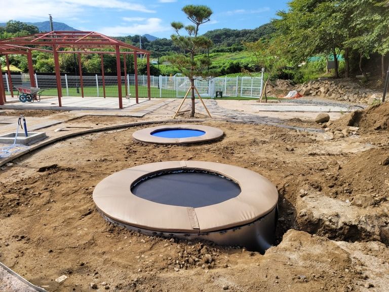 매립형 원형 트램펄린 두대 시공하였습니다.