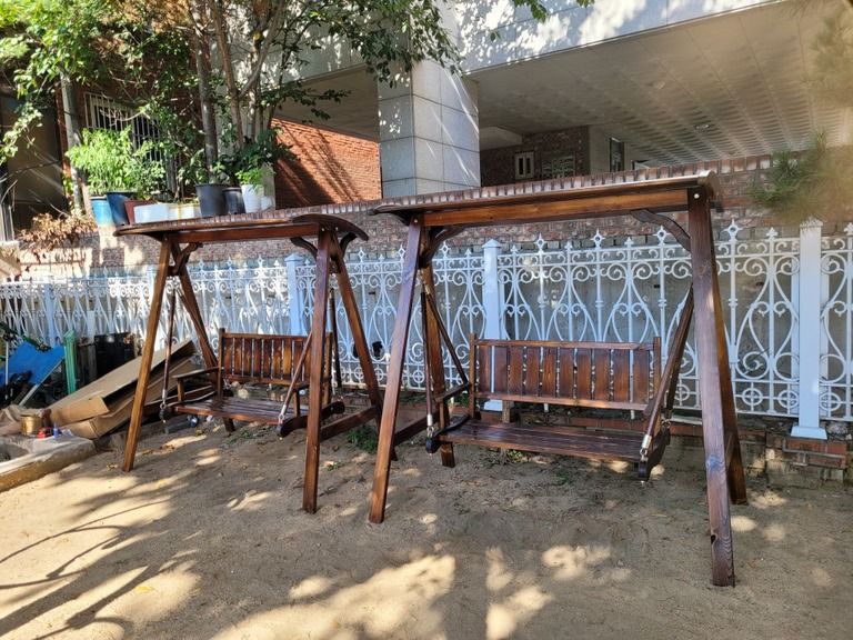 수원 경기도 경로당에 그네의자와 벤치 설치하였습니다.