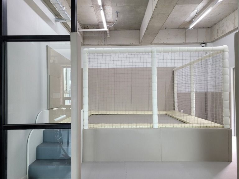 울산 치킨집에 실내트램펄린 시공하였습니다.