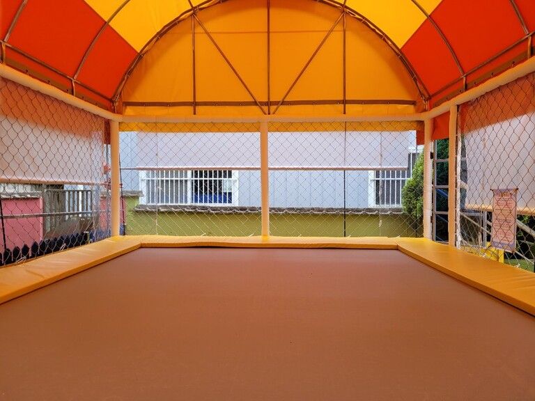 부산 기장 유치원에 오렌지색상 트램폴린 설치완료 사진 입니다