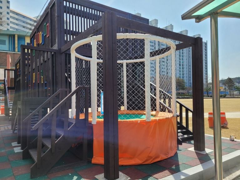 남원초등학교에 원형 트램펄린 설치하였습니다.