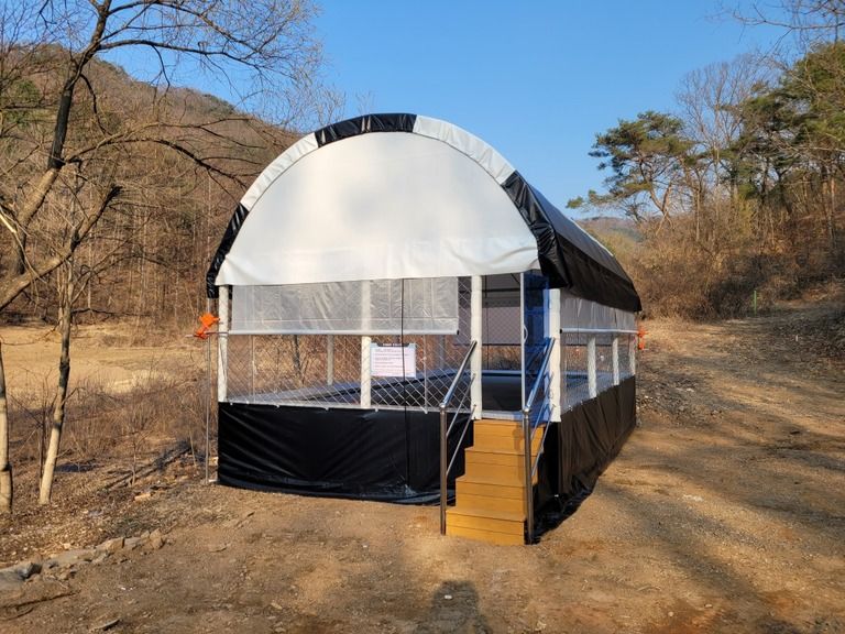 홍천 펜션에 4*7사이즈 트램펄린 설치 완료하였습니다. 