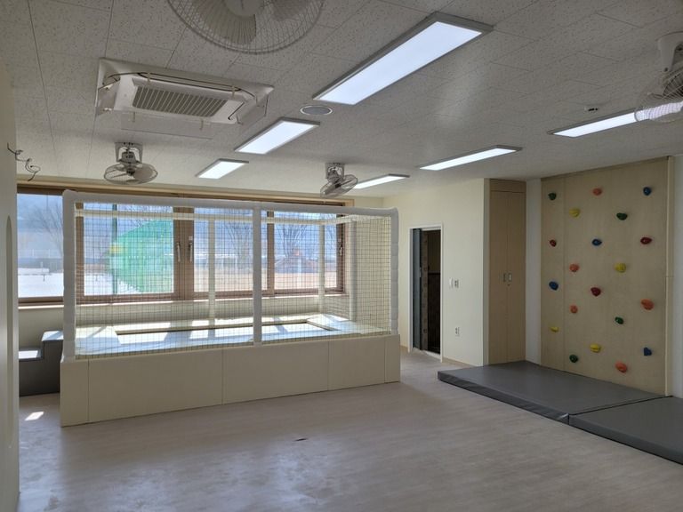 삼포초등학교 유치원에 클라이밍 설치하였습니다.