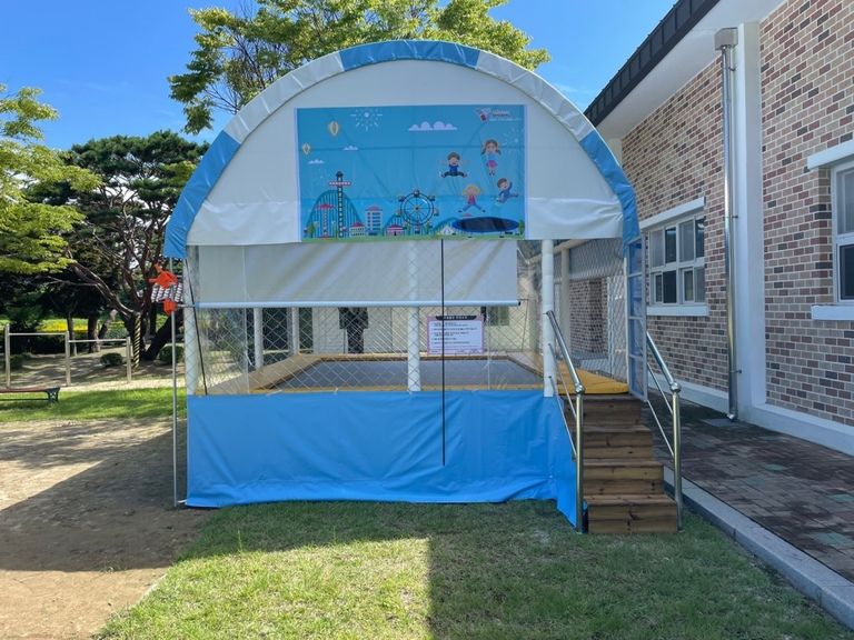 지곡초등학교에 트램펄린 설치하였습니다.