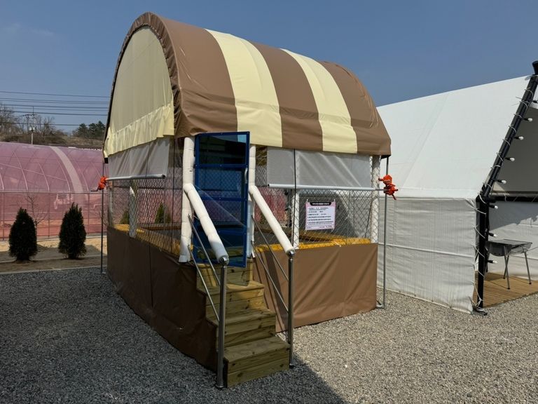 화성캠프닉에 4-3 트램펄린 설치하였습니다.