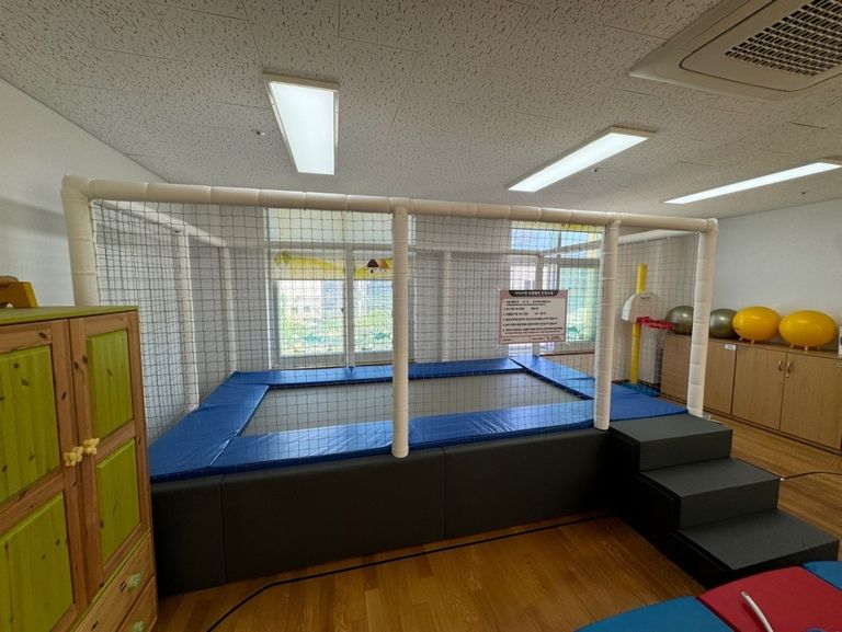 화순 아산초병설유치원에 트램펄린 설치하였습니다.