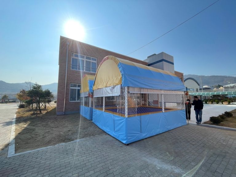 상주동부초등학교에 4-5 트램펄린 두대 설치하였습니다.