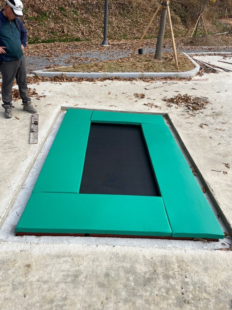 통삼근린공원에 매립형 트램펄린 설치하였습니다.