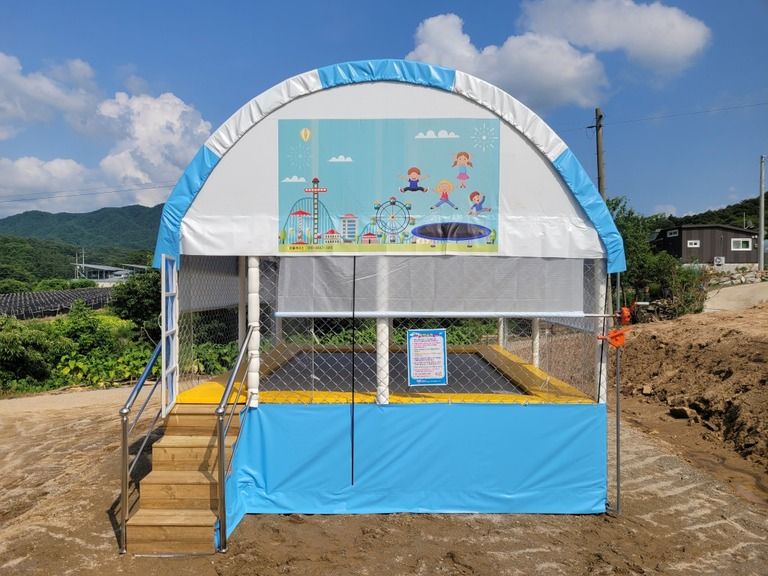 충주에 하늘색 트램펄린 설치하였습니다