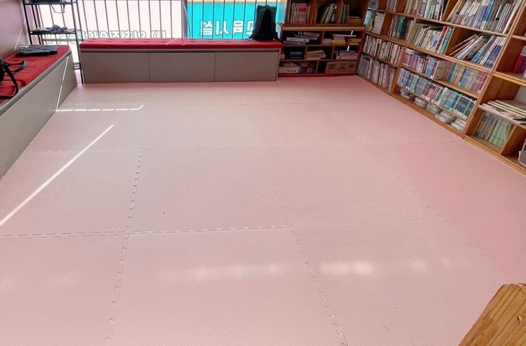 꿈땅에 바닥매트 시공하였습니다.