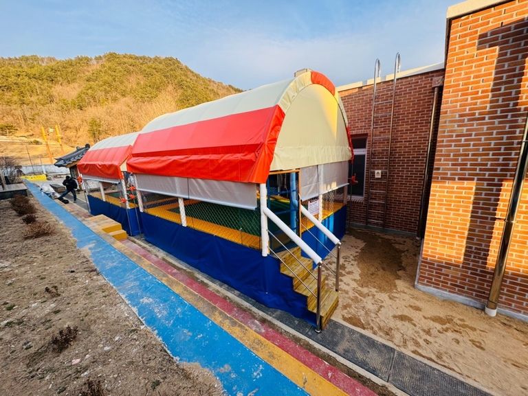 김천 증산초등학교에 4-5 설치 및 기존트램펄린전체교체 하였습니다.