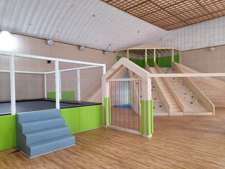 계남초등학교에 놀이시설  설치하였습니다.