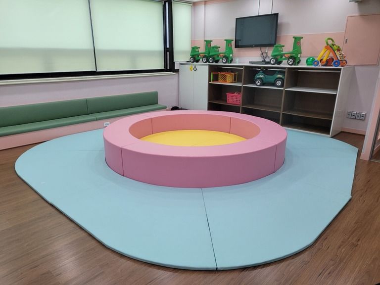 우암교회에 어린이쇼파와 바닥매트 설치했습니다