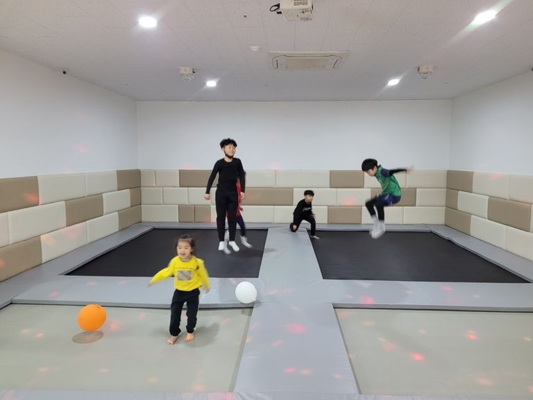 화성키즈카페 트램펄린 리모델링하였습니다.