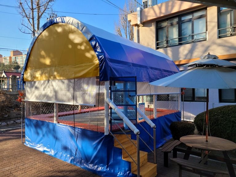 백의초등학교에 트램펄린 설치완료하였습니다.