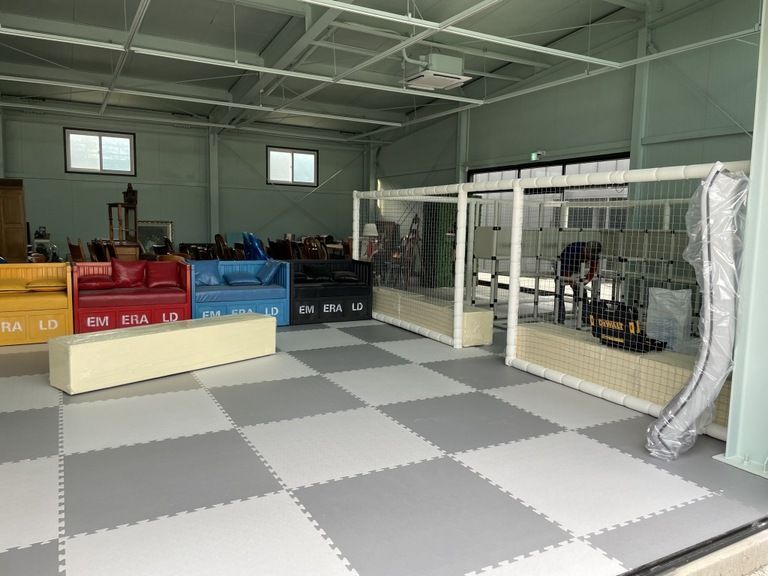 파주 카페에 스툴과 바닥퍼즈매트 시공하였습니다.