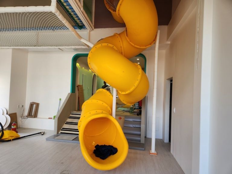 울산 유치원에 미끄럼틀 시공하였습니다.