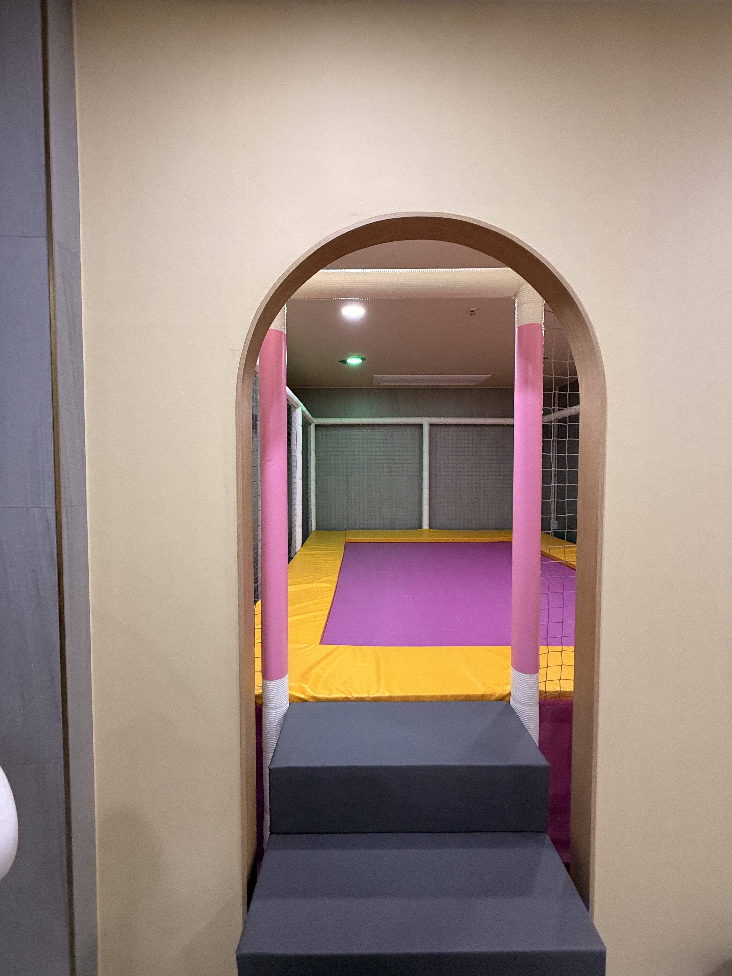 부산 덴바스호텔에 트램펄린 시공하였습니다