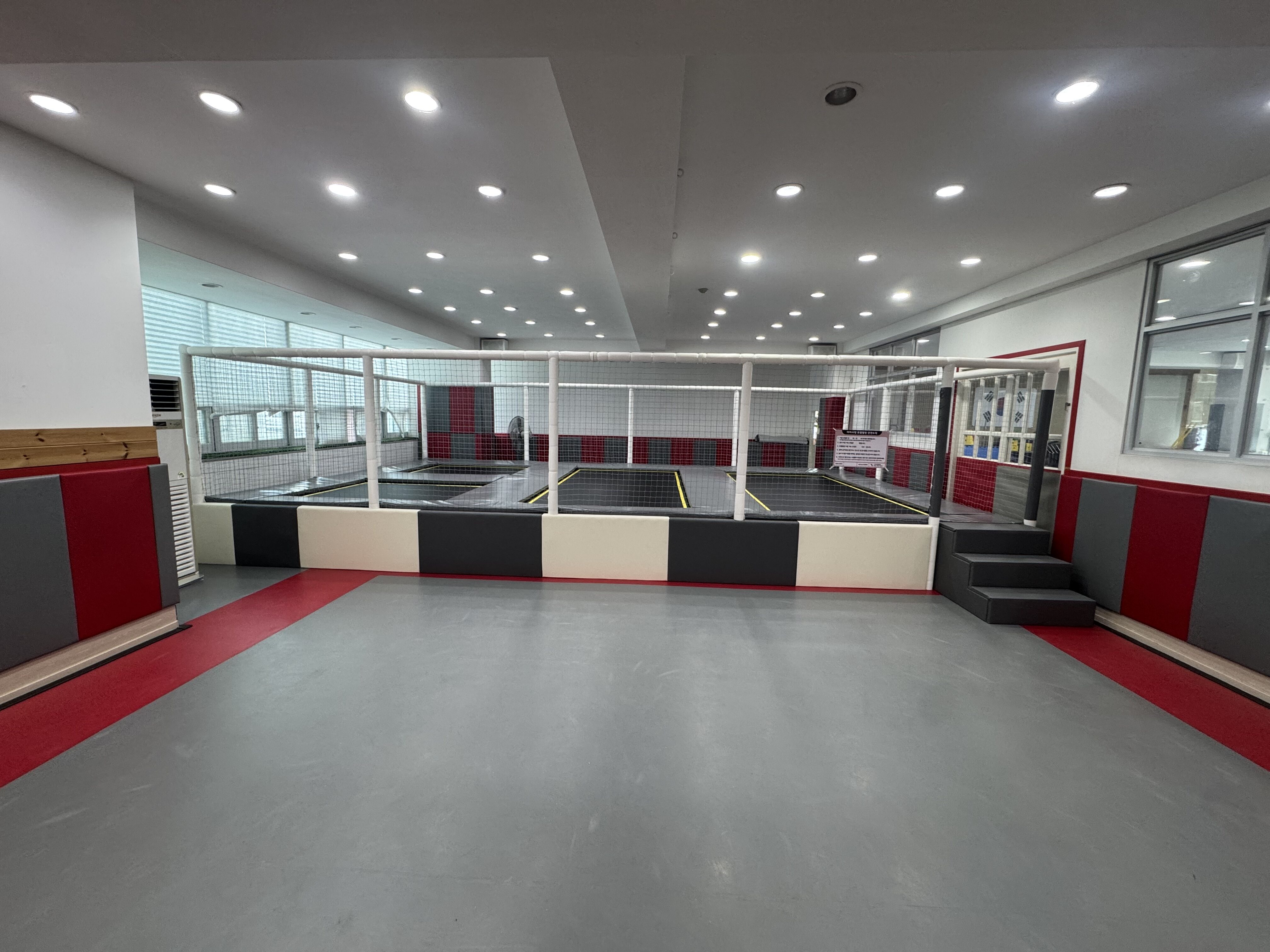 김천 지성태권도에 트램펄린 설치하였습니다