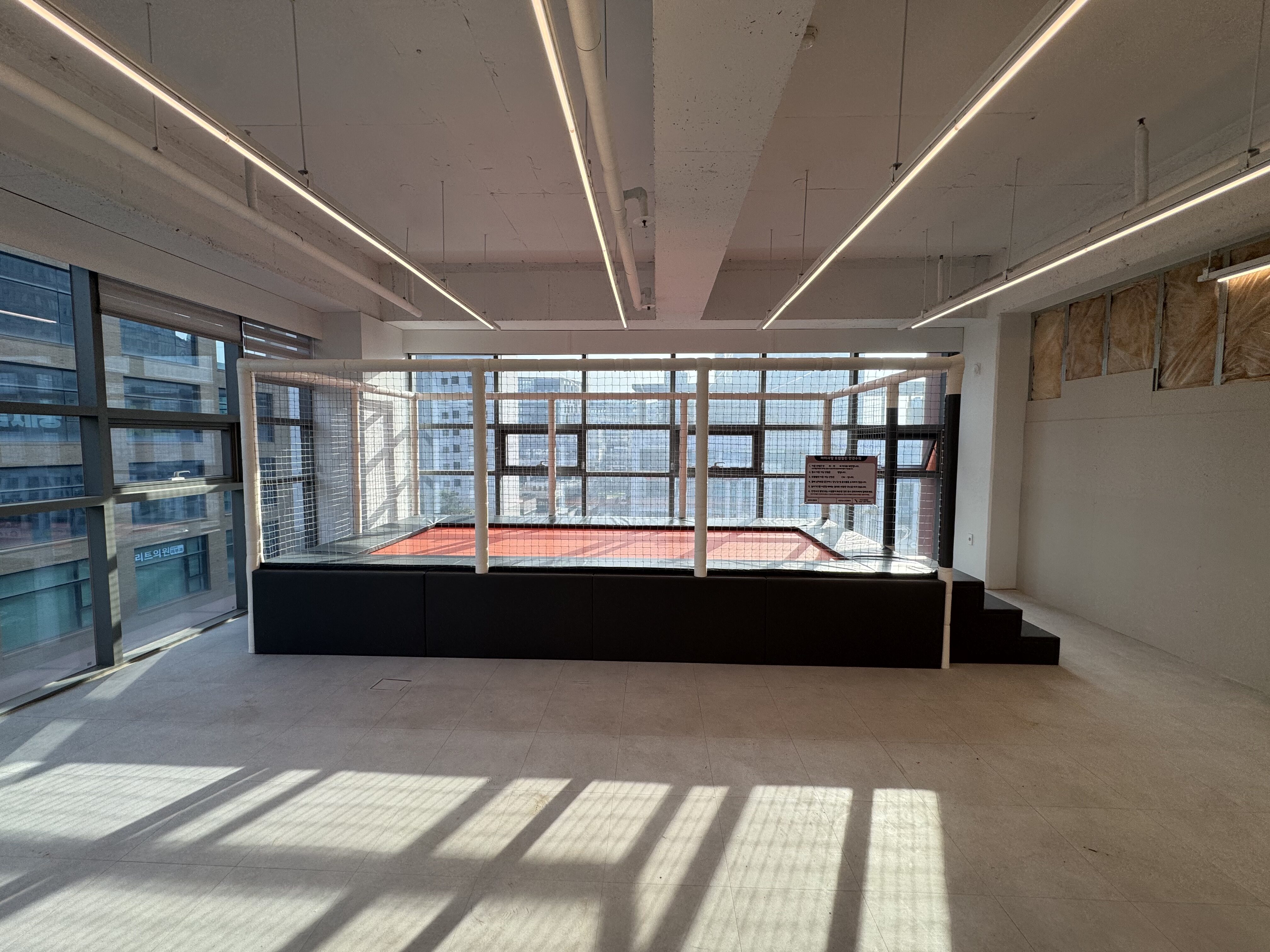 인천 송도현장에 트램펄린 설치하였습니다