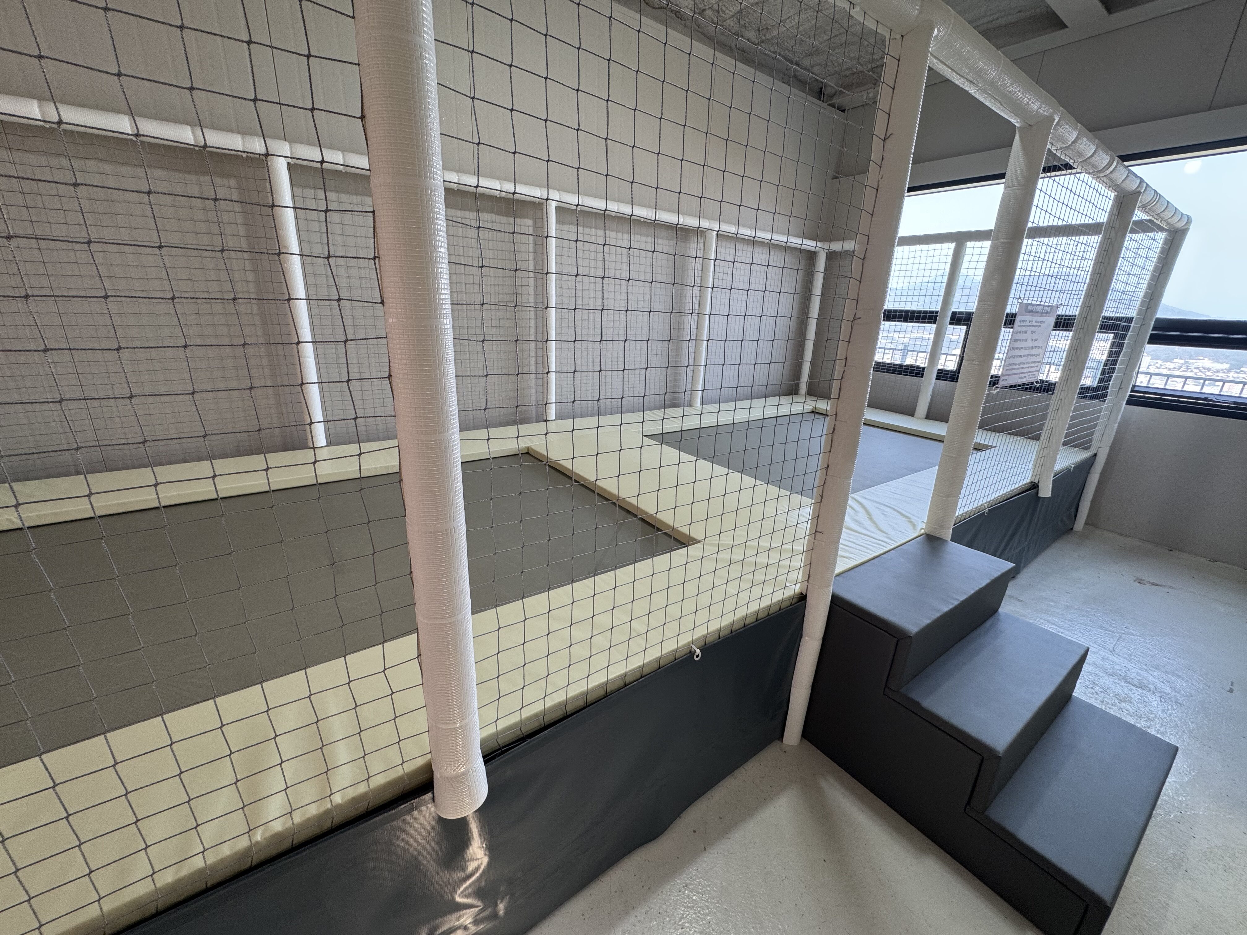 부산 구름바베큐에 트램펄린 설치하였습니다